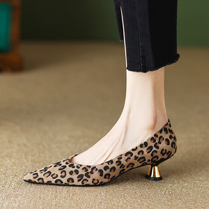 法式豹纹单鞋女尖头气质小跟鞋子猫跟2024新款绒面中跟浅口高跟鞋