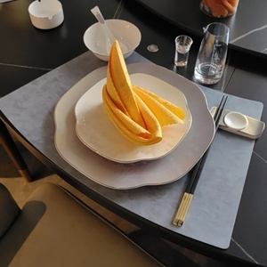 扇形美式酒店专用皮革圆桌餐桌垫餐垫防水防油餐具垫高级感隔热垫