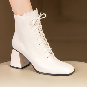 米白色真皮短靴子女士粗跟马丁靴2022秋冬新款百搭方头高跟皮靴女