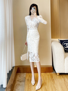 白色蕾丝秋季新款时尚连衣裙性感v领修身显瘦包臀长袖印花打底裙
