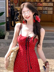 辣妹收腰红色碎花吊带连衣裙子女氛围夏季新款短裙气质性感沙滩裙