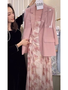 盐系穿搭高级感粉色气质西装外套吊带连衣裙两件套装女春夏季新款