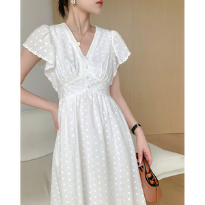 白色温柔风V领裙子2024新款法式气质质感高级感圆点小飞袖连衣裙