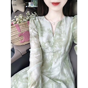 新中式国风绿色长袖连衣裙女春秋秋季宫廷风高级感气质显瘦长裙子