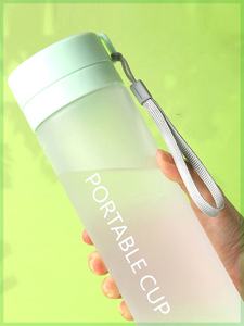 水杯大容量运动新款磨砂塑料茶杯子户外便携提绳塑料杯PC材质水瓶