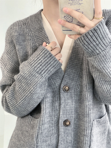 慵懒风设计感秋冬灰色V领毛衣外套针织开衫宽松型单排扣纯色长袖