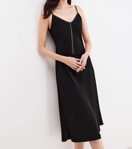 【醋酸面料】珂莱蒂尔女装2024夏季新款v领吊带法式黑色连衣裙