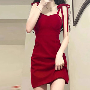 潮牌红色吊带连衣裙女夏季高级感气质修身显瘦性感纯欲a字短裙子