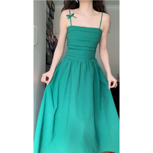 绿色赫本风吊带连衣裙女装2023夏季新款清新小个子收腰性感小绿裙