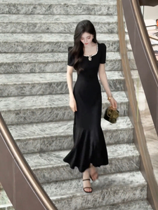 2024夏季小香风高级时尚显瘦黑色鱼尾裙赫本风方领镶钻礼服连衣裙