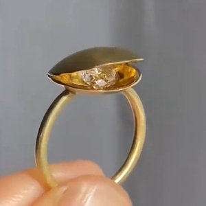黄金色灵动莫桑石金蚌戒指女复古新设计别致仿真钻石食指戒指环女