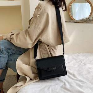 上新小包包女2021新款时尚简约百搭质感小方包复古洋气宽带斜挎包