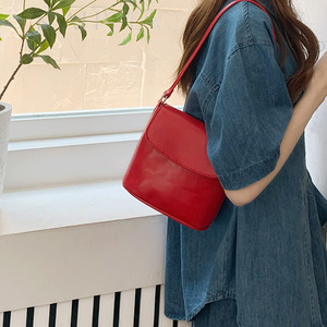 女224夏季新款韩国ins质感百搭小众设计红色单肩斜挎水桶小包包