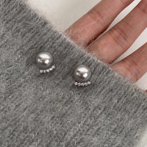 清冷灰色珍珠弧度耳钉女纯银小众设计高级精致耳饰2023年新款耳环