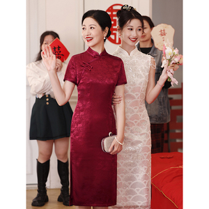 红色旗袍喜婆婆婚宴装2024新款夏季送考结婚缎面中年妈妈喜服礼服