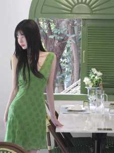 法式复古绿色V领无袖背带连衣裙女春夏季法式辣妹小个子针织短裙