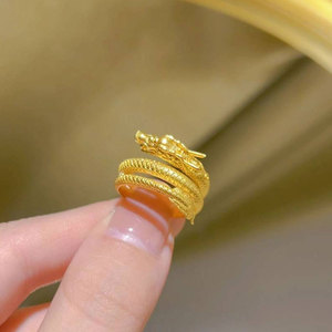 神龙摆尾黄金色盘龙戒指女2024新款小众设计龙形指环生日送女友