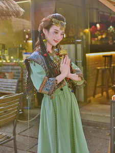 云南西藏苗疆少女服饰女春季2024年新款异域民族风情旅拍裙子套装