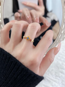 四叶草彩宝戒指女新中式小众设计黄金色显纤细复古红蓝宝锆石指环