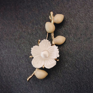 苏州产地的淡水珍珠胸针，中间的梅花是白贝母，全手工镶嵌。