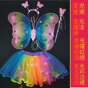 小女孩背的礼物蝴蝶奇妙仙子魔法棒天使发光亮灯翅膀儿童演出衣服
