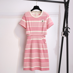 粉色条纹针织垫肩连衣裙女2024年夏季新款两侧露腰设计感T恤裙子