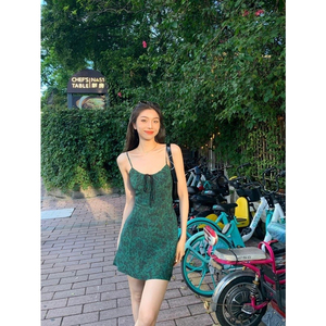 墨绿色复古碎花连衣裙女夏季法式时尚收腰修身显瘦短款无袖吊带裙