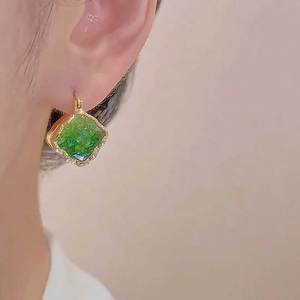 渐变色绿色水晶几何菱形耳扣小众设计感轻奢气质耳环2024年新款潮