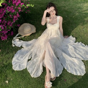 高级感重工法式吊带连衣裙仙女气质夏季海边度假白色刺绣礼服长裙