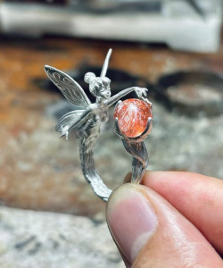 复古神秘小精灵戒指女散发着光芒魔力小球童趣橙玉髓纹理天使指环