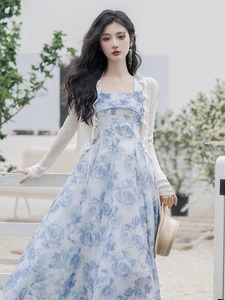 2024女夏法式浪漫水墨画蓝色玫瑰吊带裙海边旅游度假连衣裙两件套