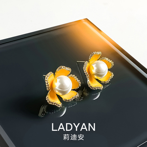 莉迪安高级感黄色花朵耳环女轻奢新款珍珠耳钉2024爆款小众银针款