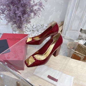 法国直邮Valentino/华伦天奴女鞋2024新款方头柳钉漆皮粗高跟单鞋