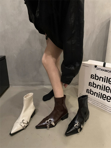 香港配裙子尖头短靴女秋冬2023年新款复古小众皮带扣中跟瘦瘦裸靴