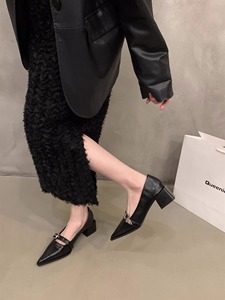 法式小众黑色尖头玛丽珍2024新款小香风粗跟一字带搭配裙子单鞋女