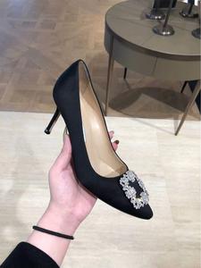 国内现货Manolo Blahnik/MB经典浅口单鞋 钻扣绸缎女鞋细跟高跟鞋