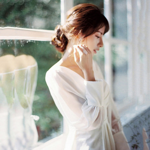 法式轻婚纱2024新款新娘森系超仙旅拍简约出门纱V领缎面白色礼服