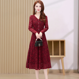 红色蕾丝长袖连衣裙女春季2024年新款时尚气质显瘦镂空贵夫人裙子