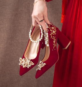 百丽尖头粗跟结婚鞋子2024年新款中式秀禾敬酒服可穿红色新娘鞋女