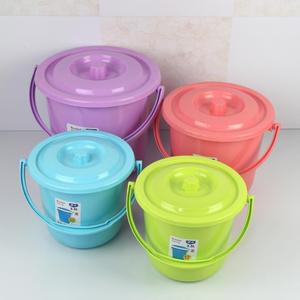 家用手提塑料小桶圆形洗衣桶有盖儿童装水小号彩色小水桶带盖轻巧