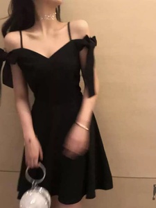 热风（Hotwind）2024夏季新款吊带连衣裙女气质性感裙子黑色温柔