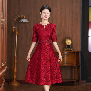 新款喜婆婆酒红色喜庆礼服高端气质妈妈装优雅中袖蕾丝旗袍连衣裙