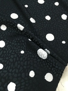 纯黑色斑点底白色几何图案时装面料 春夏 连衣裙 服饰 布料