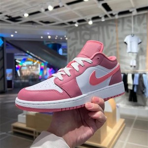 Nike耐克女鞋Air  1 AJ1粉白色草莓熊低帮春季篮球鞋553560-616