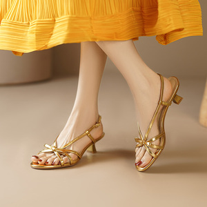 2024新款法式复古编织镂空露趾高跟鞋中跟一字扣带蝴蝶结金色凉鞋