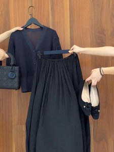 2024夏季新款韩版气质黑色短款针织开衫V领上衣半身裙两件套装女