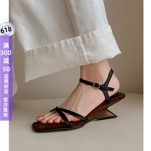 Kmeizu爆款简约凉鞋女夏季5cm异型坡跟凉拖一字扣带度假风罗马鞋