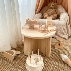 放在地毯地垫上的宝宝1一2岁蒙氏婴幼儿童房间小桌子家具茶几木头