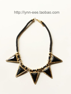 lynneee5月新品复古黑色三角形树脂绳子装饰项链