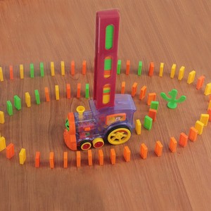 网红多米诺骨牌益智塑料儿童玩具投放立牌积木电动小火车抖音同款